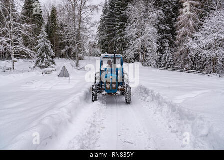 Alte blaue fordson Dexta Schlepper Pflügen Schnee in Schweden 2019 Stockfoto