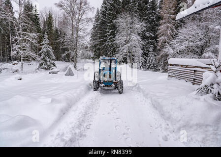 Alte blaue fordson Dexta Schlepper Pflügen Schnee in Schweden 2019 Stockfoto