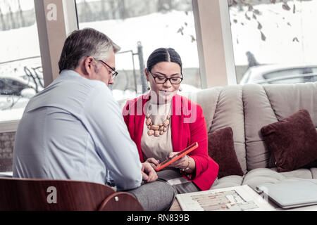 Hohe grauhaarige stattlicher Mann in Brillen positiv auf der Suche Stockfoto