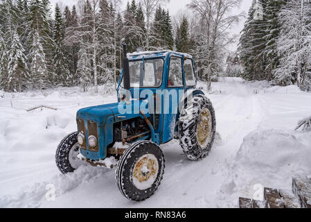 Alte blaue fordson Dexta Schlepper Pflügen Schnee in Schweden 2019 Stockfoto