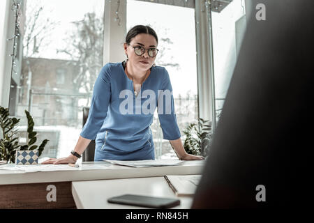 Dunkelhaarige schöne asiatische Frau in einem blauen Hemd suchen genervt Stockfoto