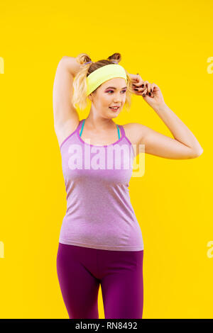 Frau tragen gelbe Kopf band stretching Muskeln Stockfoto