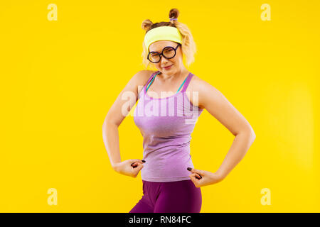 Frau mit lila leggings Unterhemd und Stärke angezeigt Stockfoto