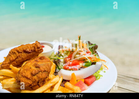 Tropische essen von gegrilltem Fisch, Gemüse Gericht serviert auf der tropischen Insel in der Lagune von Aitutaki, Cook Inseln. Mit selektiven Fokus Stockfoto