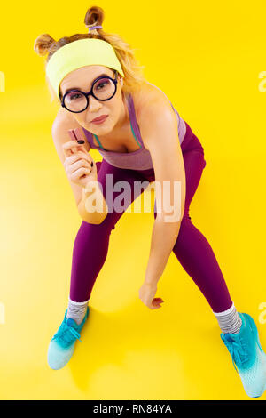 Blick von oben auf die junge Frau Brille essen Süßigkeiten Stockfoto