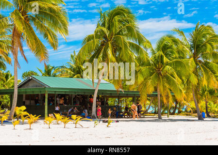 ARUTANGA, Insel Aitutaki, COOK ISLAND - September 30, 2018: Blick auf den Pavillon am Strand. Kopieren Sie Platz für Text Stockfoto
