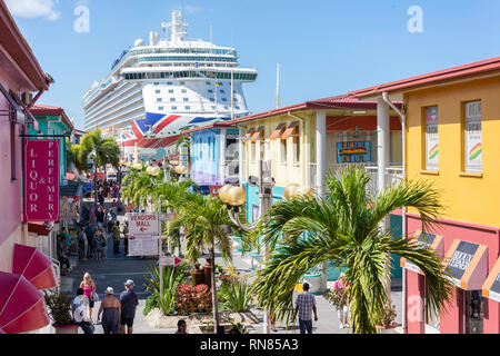 Heritage Quay Open-Air-Einkaufszentrum mit P&O Britannia Kreuzfahrt Schiff hinter, St. John's, Antigua, Antigua und Barbuda, Kleine Antillen, Karibik Stockfoto
