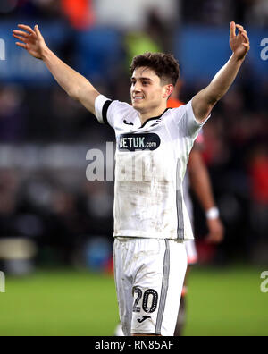 Die Swansea City Daniel James feiert nach George Byers (nicht abgebildet) Kerben vierte Ziel seiner Seite des Spiels während der FA Cup in die fünfte Runde in der Liberty Stadium, Swansea. Stockfoto