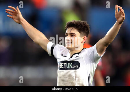 Die Swansea City Daniel James feiert nach George Byers (nicht abgebildet) Kerben vierte Ziel seiner Seite des Spiels während der FA Cup in die fünfte Runde in der Liberty Stadium, Swansea. Stockfoto