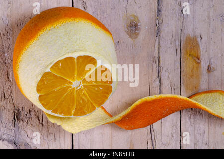 Reife orange auf alten hölzernen Hintergrund geschält Stockfoto