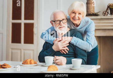 Nette Rentner. Nettes Paar der Rentner Gefühl denkwürdigen Während in warmen Croissants zum Frühstück am Morgen Stockfoto