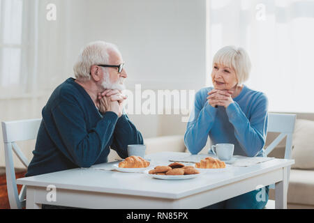 Krankenversicherung. Verheiratete Paar schöne Reden über Krankenversicherung Probleme während der Kaffeepause in der Küche Stockfoto