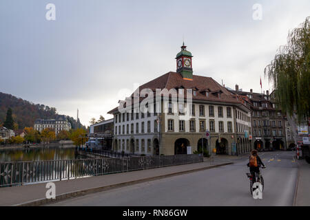 Blick auf die Stadt Thun, mit alten und historischen Häusern am Fluss Aare Stockfoto