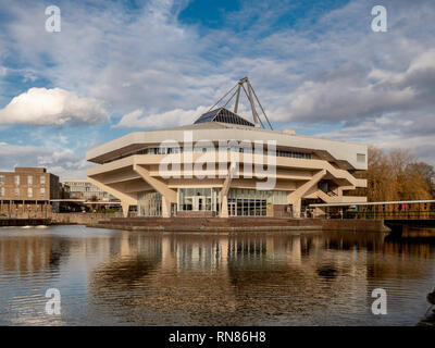 Zentrale Halle und den See an der York University, UK. Beispiel für Brutalist Architektur aus den 60er Jahren Stockfoto