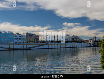 Der Fluss Guadalquivir in Sevilla, Andalusien, Spanien mit Blick auf die beliebte Calle Betis (Englische Übersetzung: Betis Street) für Essen und Trinken Stockfoto