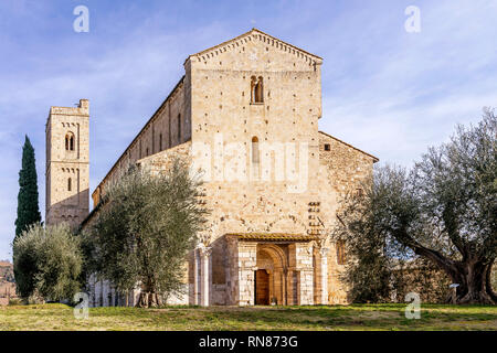 Die Fassade des wunderschönen Abtei von Sant'Antimo, Montalcino, Siena, Toskana, Italien Stockfoto