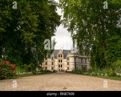 Chateau d'Azay-le-Rideau, Loire Tal, Frankreich. Zu Beginn der Renaissance Schloss umgeben von Bäumen und Blumen Stockfoto