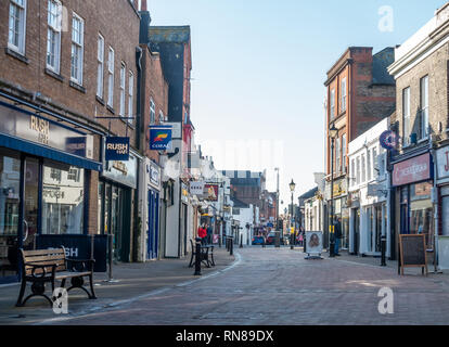 Ein Blick hinunter Peascod Street, Windsor, Berkshire, Großbritannien in den Morgen. Stockfoto