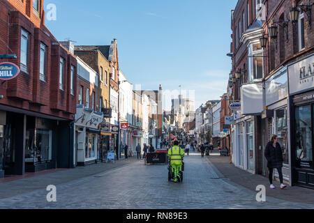 Ein Blick hinunter Peascod Street, Windsor, Berkshire, Großbritannien in den Morgen. Stockfoto