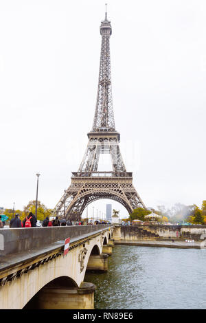 PARIS, Frankreich, 11. November 2018 - Iéna Brücke auf dem Fluss Seine links Eiffelturm zum Bezirk von Trocadéro auf der rechten Bank Stockfoto