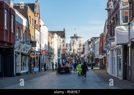 Ein Blick hinunter Peascod Street, Windsor, Berkshire, Großbritannien in den Morgen. Stockfoto