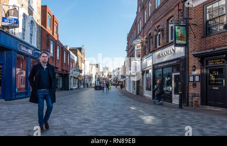 Ein Blick hinunter Peascod Street, Windsor, Berkshire, Großbritannien in den Morgen. Stockfoto