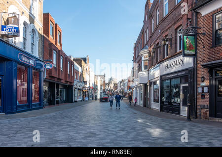 Ein Blick hinunter Peascod Street, Windsor, Berkshire, Großbritannien in den Morgen. Stockfoto