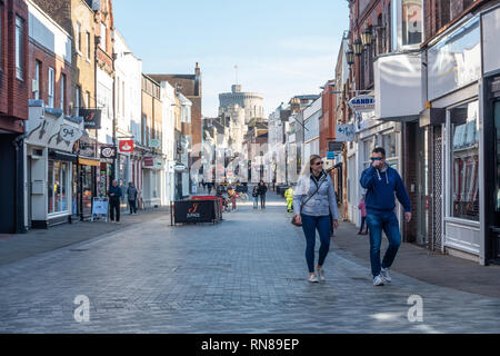 Ein Blick hinunter Peascod Street, Windsor, Berkshire, Großbritannien in den Morgen. Stockfoto