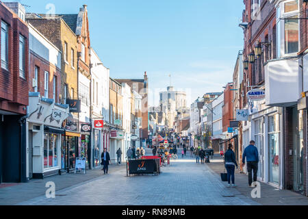 Ein Blick hinunter Peascod Street, Windsor, Berkshire, Großbritannien in den Morgen. Stockfoto