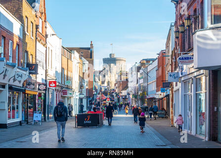 Ein Blick hinunter Peascod Street, Windsor, Berkshire, Großbritannien in den Morgen. Stockfoto