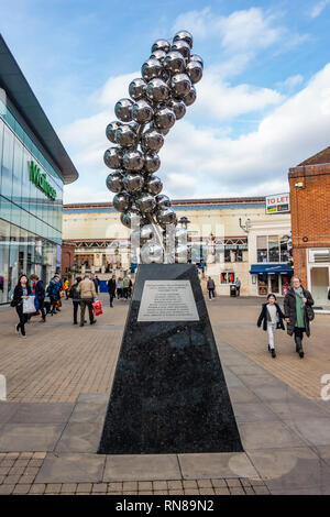Eine moderne, zeitgenössische Kunstwerke Monument, bestehend aus glänzenden silbernen Kugeln auf Beidgewater Weg in Windsor, Berkshire, Großbritannien Stockfoto