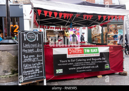 Eine Street Food Anbieter auf einem Straßenmarkt in Peascod Street, Windsor, UKr Stockfoto