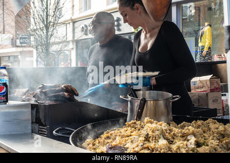 Ein Straßenmarkt mit Lebensmitteln in der Peascod Street, windsor, Großbritannien. Das Essen ist frisch zubereitet. Stockfoto