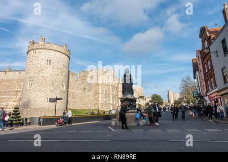 Eine Statue von Queen Victoria steht außerhalb Schloss Windsor in Windsor, Stockfoto