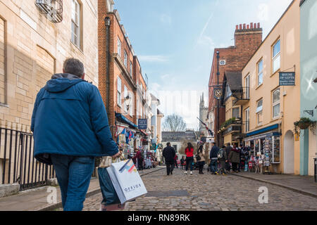 Ein Mann der Kirche Straße in Windsor. Church Street ist eine alte gepflasterte Straße mit Cafés, Kneipen und Souvenirgeschäfte. Stockfoto