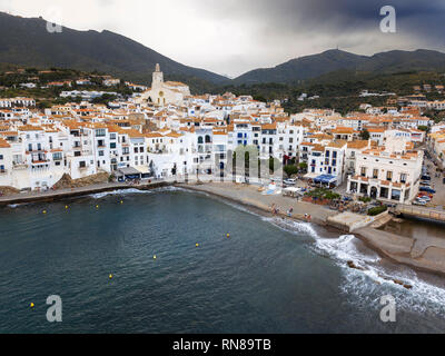 Cadaques, einer kleinen Küstenstadt, ist das Volk des katalanischen Malers Salvador Dalí. Die Kirche von Cadaqués ist ein Symbol. Costa Brava Girona, Katalonien Stockfoto