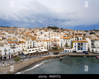 Cadaques, einer kleinen Küstenstadt, ist das Volk des katalanischen Malers Salvador Dalí. Die Kirche von Cadaqués ist ein Symbol. Costa Brava Girona, Katalonien Stockfoto