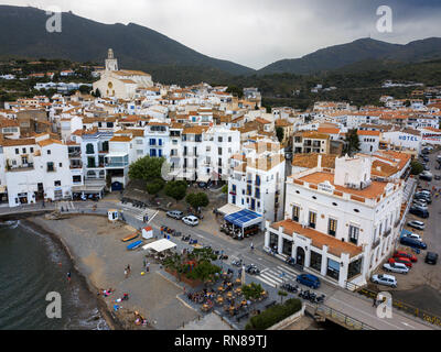 Cadaques, einer kleinen Küstenstadt, ist das Volk des katalanischen Malers Salvador Dalí. Die Kirche von Cadaqués ist ein Symbol. Costa Brava Girona, Katalonien Stockfoto