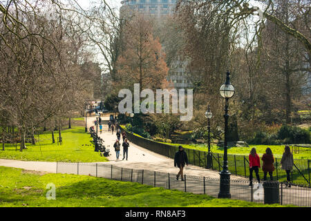LONDON, UK, 21. März 2018: Personen, die einen sonnigen Tag in London, Wandern im Hyde Park. Stockfoto