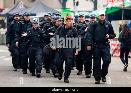 Polizisten in Notting Hill Carnival, London, England, Vereinigtes Königreich Stockfoto