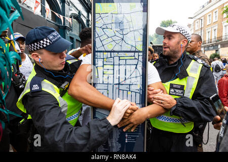 Polizisten eine Festnahme in Notting Hill Carnival, London, England, Vereinigtes Königreich Stockfoto