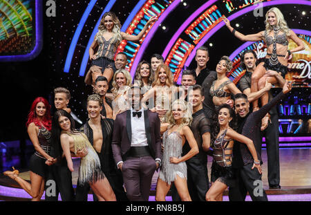 Prominente und ihre professionellen Tanz Partner nehmen Sie an einem Fotoshooting vor der öffnung Nacht der 2019 streng Come Dancing Tour bei Arena Birmingham mit: greame Swann, Karen Clifton, Stacey Dooley, Aljaz Skorjanec, Joe Sugg, Dianne Buswell, Lauren Steadman, AJ Pritchard, Faye Tozer, Giovanni Pernice, Dr. Ranj Singh, Jeanette Manrara, Ashley Roberts, Pascha Kowaljow, Erz Oduba, Nadiya Bychkova, Graziano Di Prima, Amy Dowden, Johannes Radebe, Luba Mushtuk Wo: Birmingham, Vereinigtes Königreich, wenn: 17 Jan 2019 Credit: John rainford/WANN Stockfoto