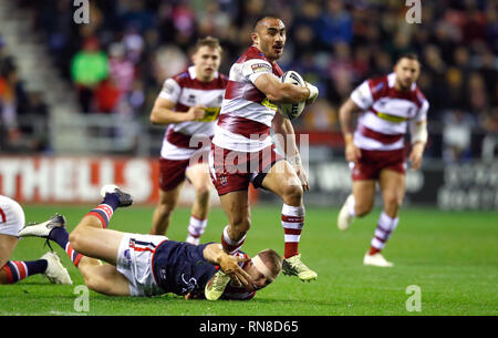 Wigan Warriors' Thomas Leuluai (rechts) wird von Sydney Roosters" Lindsay Collins während der World Club Challenge Match bei der DW Stadium, Wigan in Angriff genommen. Stockfoto