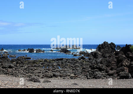 Lava Rock Shoreline fronting tief blauen Pazifischen Ozean bei laupahoehoe Point in Hawaii, USA Stockfoto