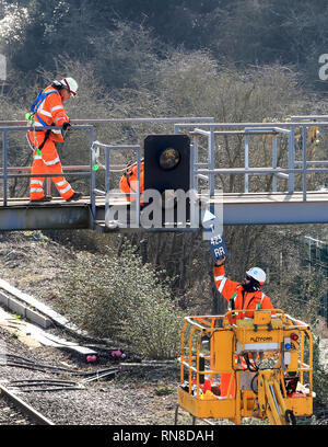 Ingenieure arbeiten an der das südliche Ende von die Brighton Main Line (BML) in der Nähe von Brighton, Sussex, als einer der verkehrsreichsten Eisenbahnstrecken Großbritanniens bleibt geschlossen, was zu schwerwiegenden Beeinträchtigungen für die Fahrgäste. Stockfoto