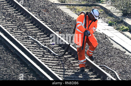 Ein Ingenieur arbeiten am südlichen Ende die Brighton Main Line (BML) in der Nähe von Brighton, Sussex, als einer der verkehrsreichsten Eisenbahnstrecken Großbritanniens bleibt geschlossen, was zu schwerwiegenden Beeinträchtigungen für die Fahrgäste. Stockfoto