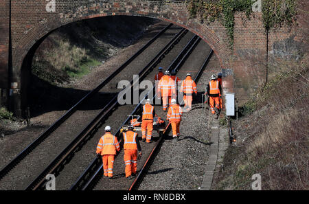 Ingenieure arbeiten an der das südliche Ende von die Brighton Main Line (BML) in der Nähe von Brighton, Sussex, als einer der verkehrsreichsten Eisenbahnstrecken Großbritanniens bleibt geschlossen, was zu schwerwiegenden Beeinträchtigungen für die Fahrgäste. Stockfoto