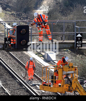 Ingenieure arbeiten an der das südliche Ende von die Brighton Main Line (BML) in der Nähe von Brighton, Sussex, als einer der verkehrsreichsten Eisenbahnstrecken Großbritanniens bleibt geschlossen, was zu schwerwiegenden Beeinträchtigungen für die Fahrgäste. Stockfoto