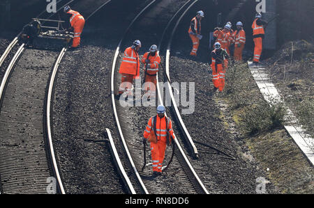 Ingenieure arbeiten an der das südliche Ende von die Brighton Main Line (BML) in der Nähe von Brighton, Sussex, als einer der verkehrsreichsten Eisenbahnstrecken Großbritanniens bleibt geschlossen, was zu schwerwiegenden Beeinträchtigungen für die Fahrgäste. Stockfoto