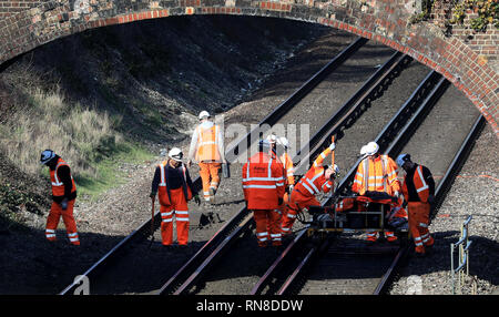 Ingenieure arbeiten an der das südliche Ende von die Brighton Main Line (BML) in der Nähe von Brighton, Sussex, als einer der verkehrsreichsten Eisenbahnstrecken Großbritanniens bleibt geschlossen, was zu schwerwiegenden Beeinträchtigungen für die Fahrgäste. Stockfoto